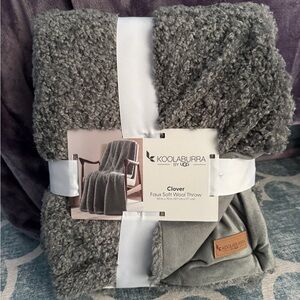 BNWT Koolaburra Faux Soft Wool Blanket